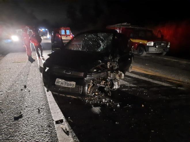 Motorista saiu dos destroços do Fiesta e seguiu a pé sentido a Ipatinga, foi encontrado pelos Bombeiros Militares com ferimentos graves nos joelhos, imobilizado e encaminhado para o hospital