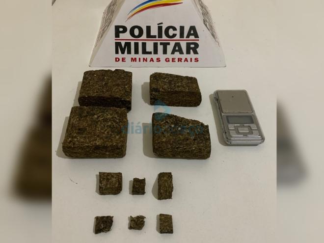 As porções de maconha foram apreendidas na casa do jovem denunciado