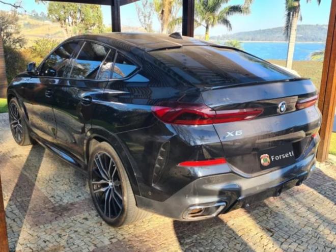Entre os bens apreendidos com policiais civis está esse carro de luxo