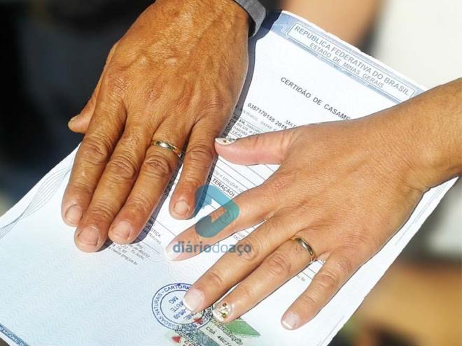 O evento dá oportunidade aos casais de baixa renda de legalizarem sua situação civil