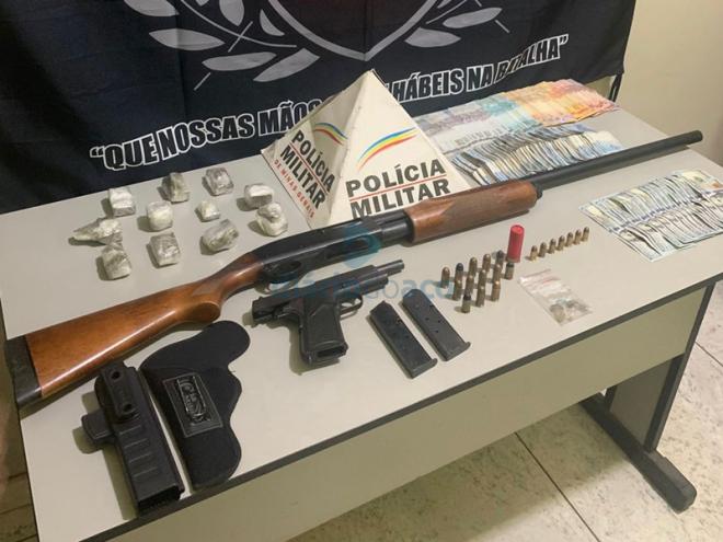 A espingarda calibre 12, pistola de calibre 45, munição, dinheiro e porções de drogas apreendidos pelos PMs