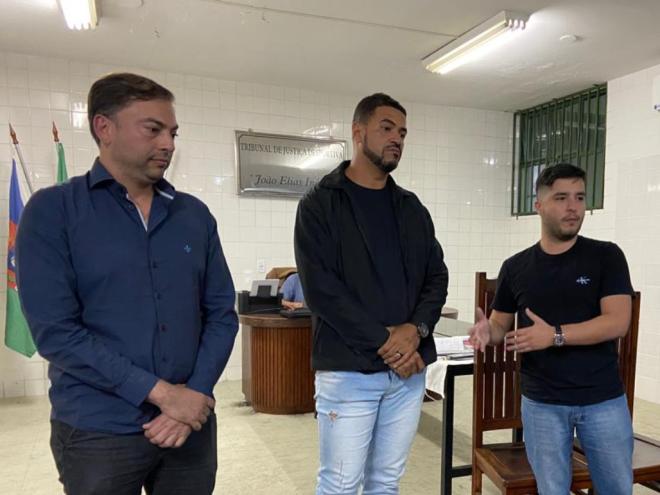 O empresário Marcos Ferraz, ao lado do presidente Nicanor Pires e de Carlos Oliveira, vice-presidente do Conselho Deliberativo,  expôs os planos da Kraken Sports em relação a uma possível futura SAF do clube