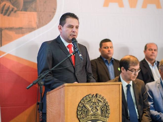 O prefeito Bruno Morato informou que a base do SAMU em Santana do Paraíso está pronta desde novembro de 2021 e dependia apenas da autorização do estado para entrar em operação 
