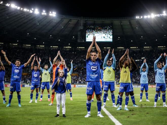 Com mais três pontos garantidos, jogadores comemoram resultado positivo com a torcida 