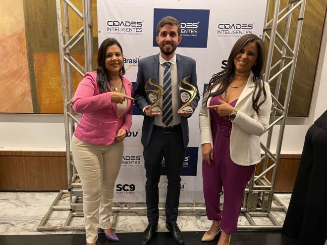 A secretária de Educação, Patrícia Avelar, o prefeito Gustavo Nunes e a secretária de Assistência Social, Jany Mara Bartolomeu