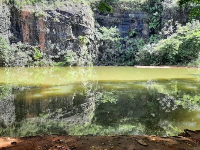 Cercado por área de preservação e essa lagoa, o Parque Samambaia está localizada no fim da rua Samambaia, no bairro Bom Jardim em Ipatinga