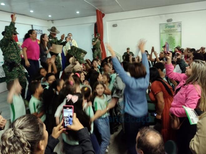 Os alunos da Escola João Walmick, após a formatura, brincam com a mascote PM Legal 