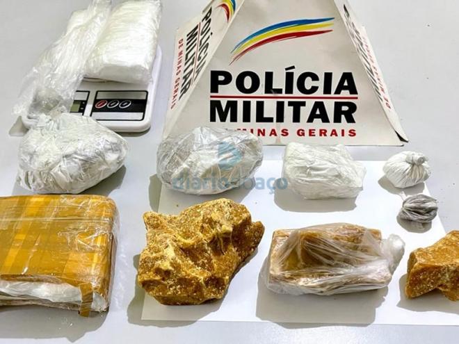 As barras de crack e cocaína, além de uma porção de maconha, apreendidas pela PM no Caravelas
