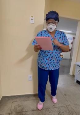 A enfermeira Carolina Miranda começou com cantinho da leitura em hospital público e hoje faz poemas