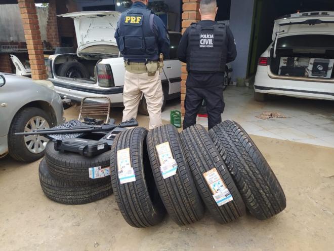 Entre o material apreendido pela polícia foram encontrados produtos provenientes do roubo de cargas e armas