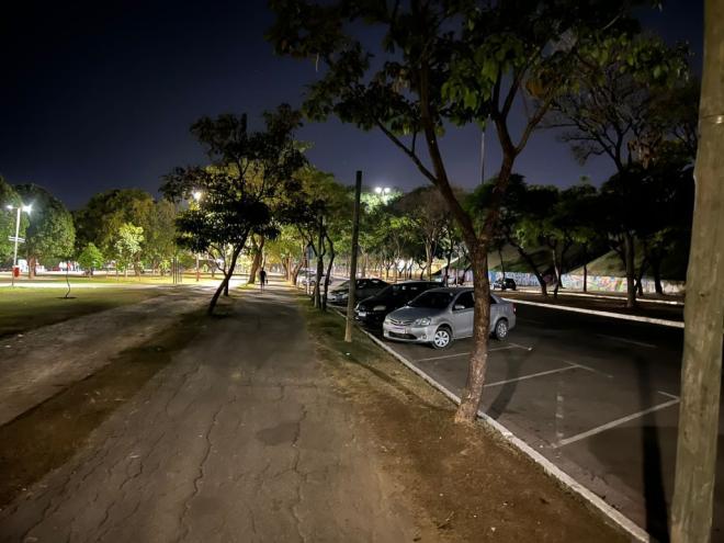 Implantação de postes, luminárias em LED e rede subterrânea melhora condições de segurança junto à via que margeia o Parque Ipanema