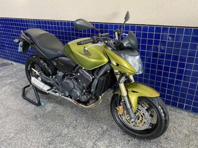 Os bandidos roubaram uma moto semelhante a esta da foto
