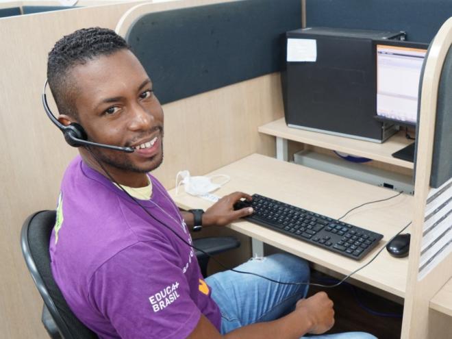 Marcos Vinicius alia trabalho de operador de telemarketing com o de locutor em uma rádio de Salvador