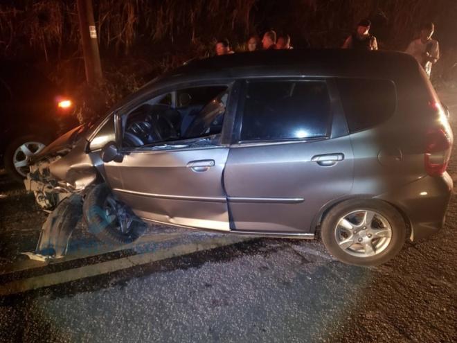 O Honda Fit, placas de Ipaba, teria invadido a contramão e batido contra o VW Golf