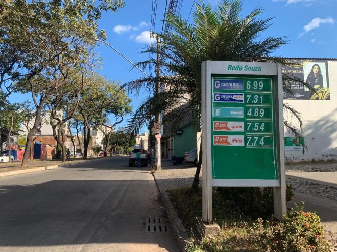 Quarta-feira da semana passada, este posto do bairro Veneza comercializava a gasolina a R$ 7,39, nesta terça-feira o combustível estava R$ 6,99 