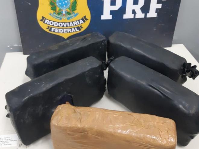 As duas mulheres foram detidas transportando essas barras de pasta base de cocaína escondidas no tanque de combustível de um veículo