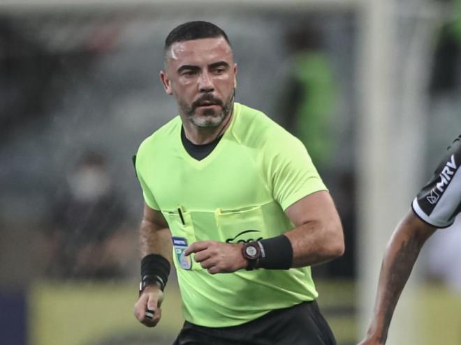  Árbitro da Fifa declarou sua orientação sexual a um podcast