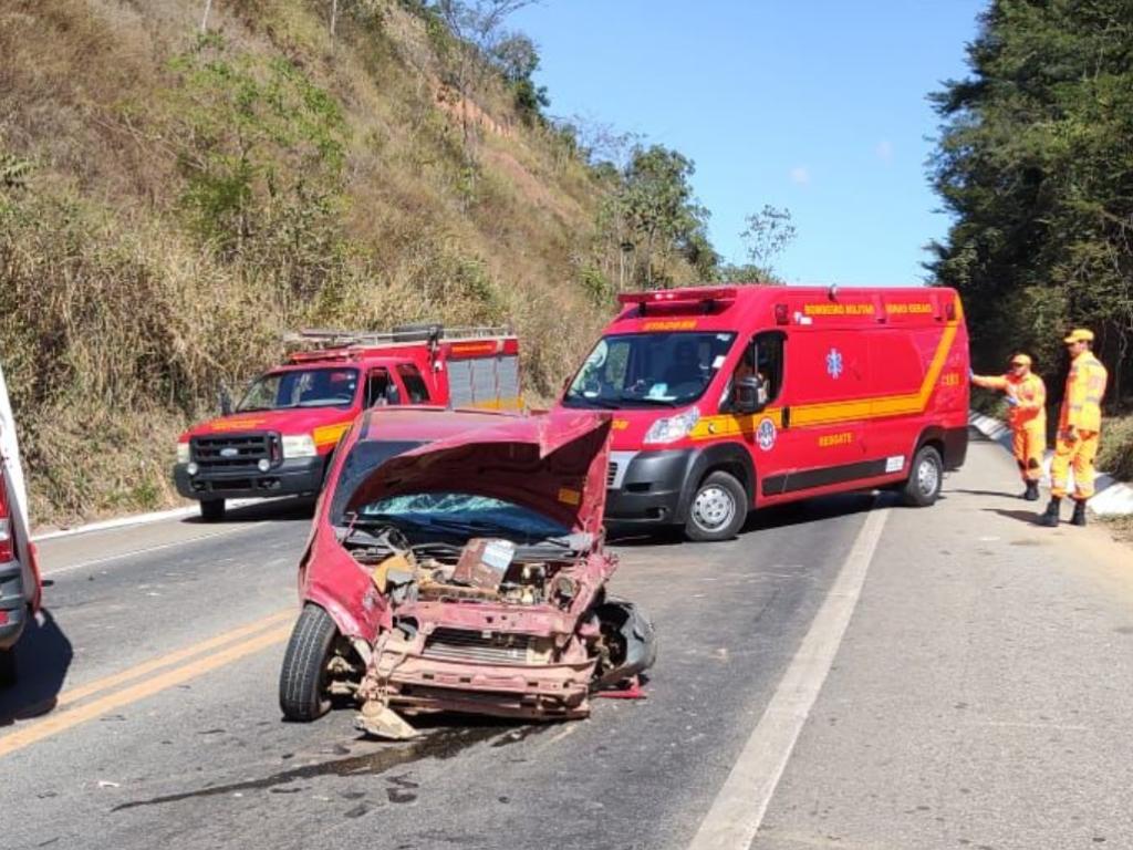 Motorista de caminhão alega que condutor de Celta perdeu o controle e invadiu a contramão