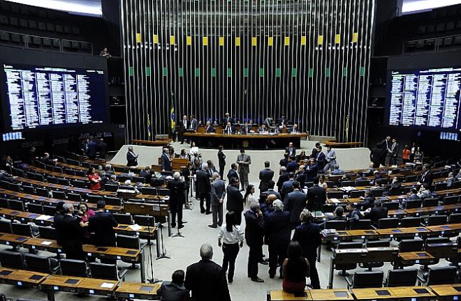 Depois de protestos, projeto que anistiava quem praticou caixa dois de campanha foi retirado de pauta