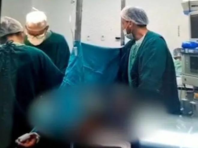 Esse é o cenário em que o crime foi flagrado: enquanto equipe médica estava ocupada com o trabalho do parto, o anestesista praticava o estupro