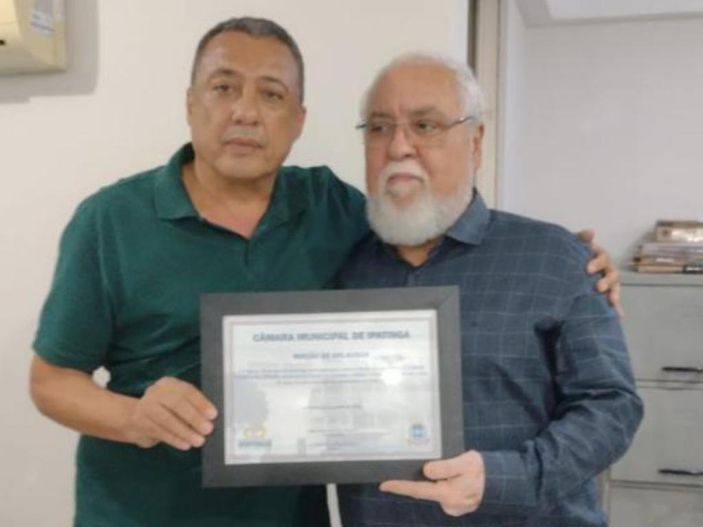 Antônio Cléber Anício Pereira recebeu a honraria das mãos de Adiel Oliveira