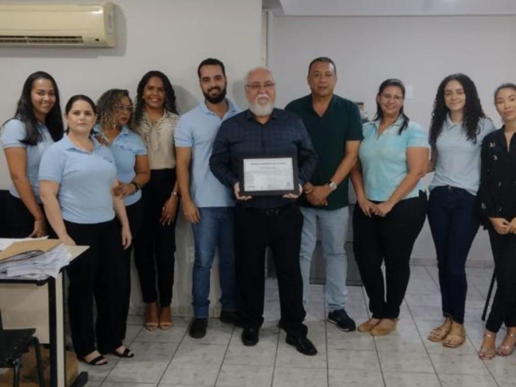 Cléber Anício exibiu a placa em seu local de trabalho