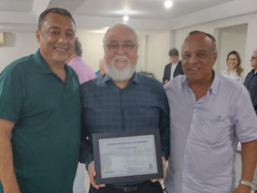 Adiel Oliveira e Valter Oliveira ao lado do homenageado