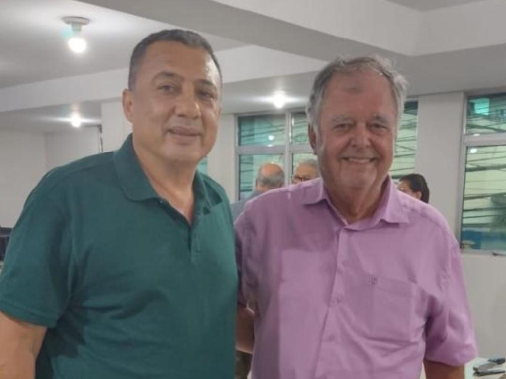 Adiel Oliveira, com o médico infectologista, Aloísio Benvindo; cliente da ACAP há décadas