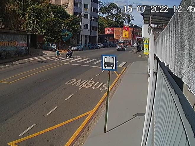 O momento que a moto atropela a idosa que atravessava a avenida na faixa de pedestre