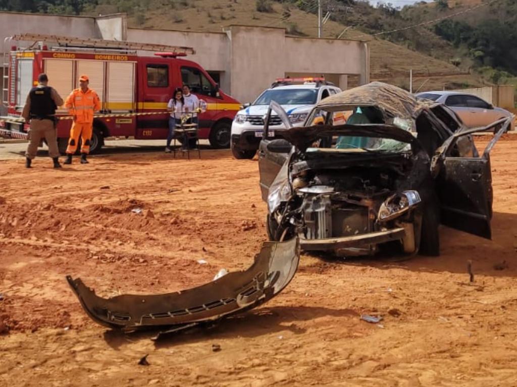 VW Foz saiu da pista e caiu em um barranco de sete metros
