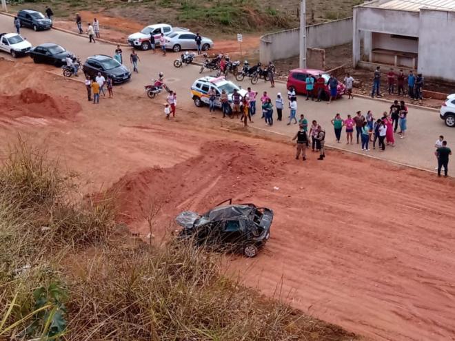 Carro em que estavam as cinco pessoas caiu em um barranco de cinco metros 
