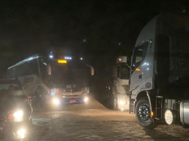 A noite chega e o caos toma conta do desvio improvisado no Km 96 a BR-262