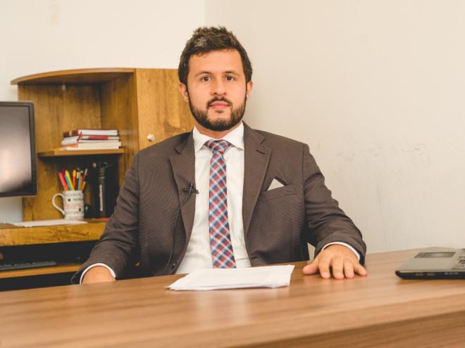 Davi Costa explica que em regra, uma pessoa não consegue concorrer a um cargo sem ser aprovado em convenção