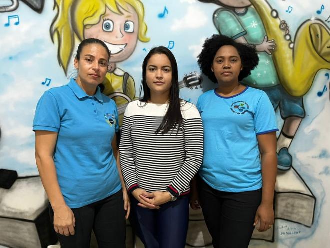 Dolores Vieira, educadora social, Raiane Viana, psicóloga e Glauciene Rodrigues, conselheira CMDCA, realizam um trabalho preventivo com crianças e adolescentes na associação 