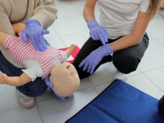 A principal causa de engasgo nos menores de um ano é o leite materno e nos maiores de um ano é o balão 