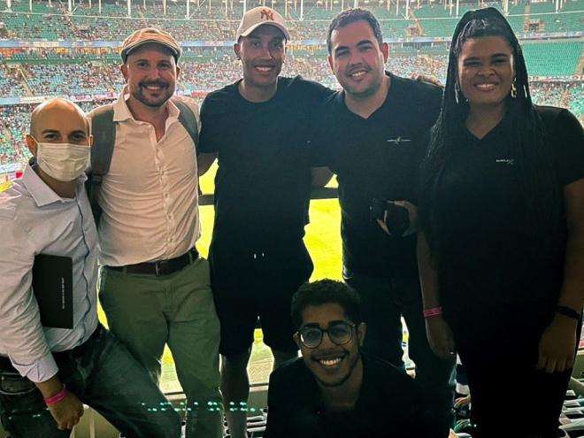 Jonas Souza, de máscara, CEO Brazil da FairPlay Agency, com o jogador Paulinho e equipe da agência