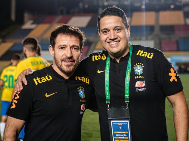 Michel Aguiar, direita, ao lado de Ramon Menezes, técnico da Seleção Sub-20 