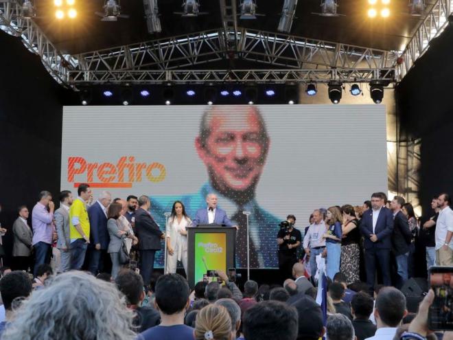 Ciro tem 64 anos e quatro filhos.
