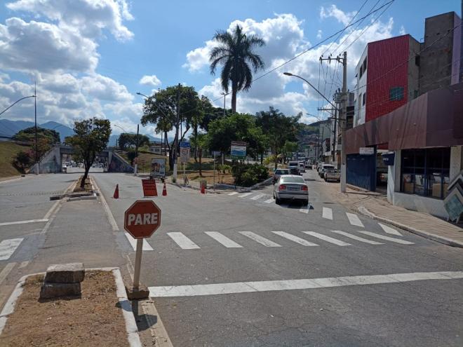 Motoristas precisam utilizar vias alternativas para trafegar pelo trecho