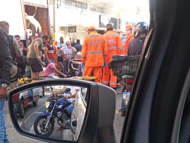 Mulher atingida em cima de faixa de pedestre, por motoqueiro inabilitado e em alta velocidade, teve fratura exposta em uma das pernas 