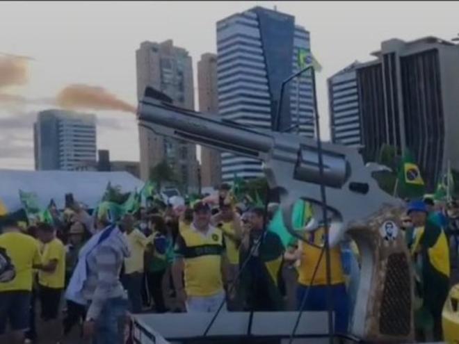 Revolver gigante chama atenção por onde passa em Vitória (ES)