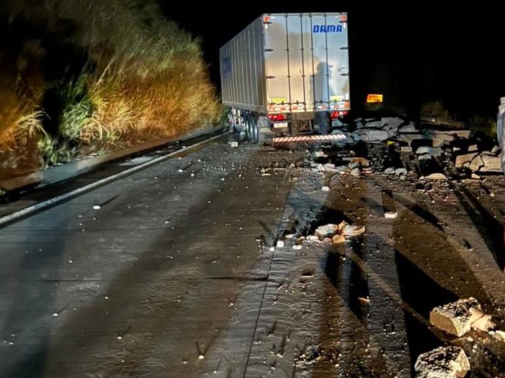 Carreta envolvida em acidente na BR-381, em Antônio Dias - resíduos foram removidos da pista na manhã desta segunda-feira 