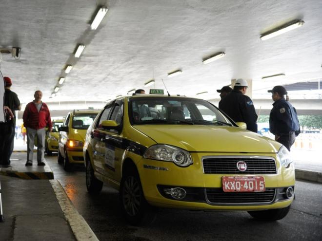 Em relação ao Auxílio Taxista, o limite máximo de cada parcela soma R$ 1 mil, podendo atingir R$ 2 mil em agosto