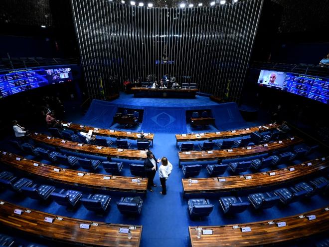 Existem alguns temas de competência privativa do Senado, como processar e julgar o presidente da República