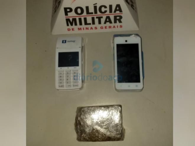 As duas maquininhas de leitora de cartão furtadas foram recolhidas junto com um pedaço de barra de maconha