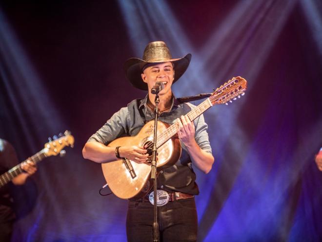 O violeiro Hyuri Luna prepara novos lançamentos e shows para este ano