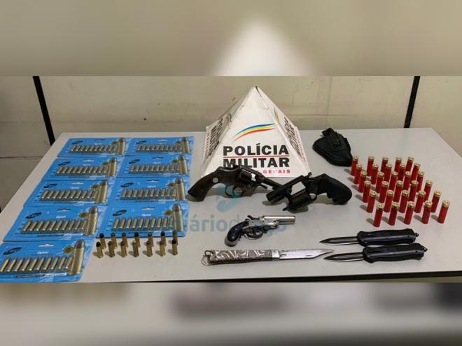 O armamento se encontrava no carro do homem abordado pela PM depois da denúncia anônima