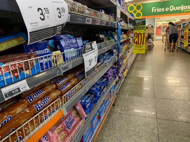 Biscoitos viraram uma alternativa de compra de alimento devido ao preço