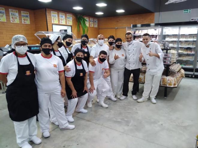 Essa é uma parte da equipe que Vivianderson Rodrigues supervisiona no supermercado 