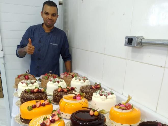 Vivianderson compartilha nas mídias sociais os trabalhos que produz na rede de supermercado onde trabalha